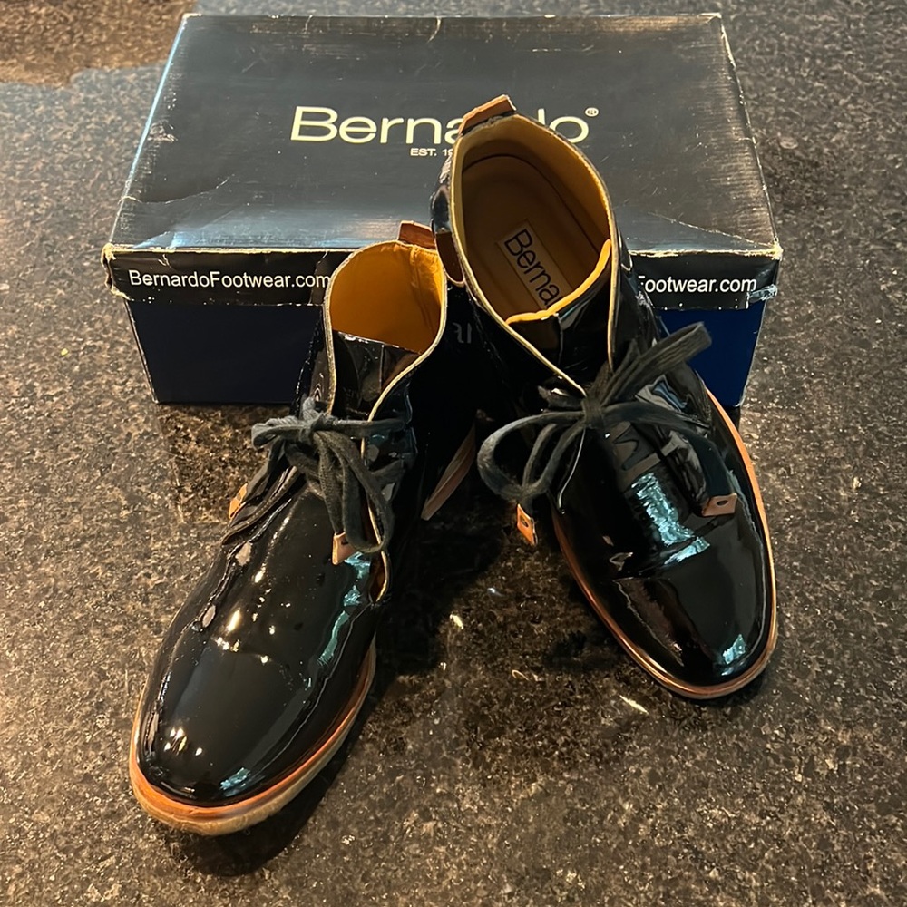 BERNARDO Sahara Desert Gum Sole
 Black Patent Boots size 9.5